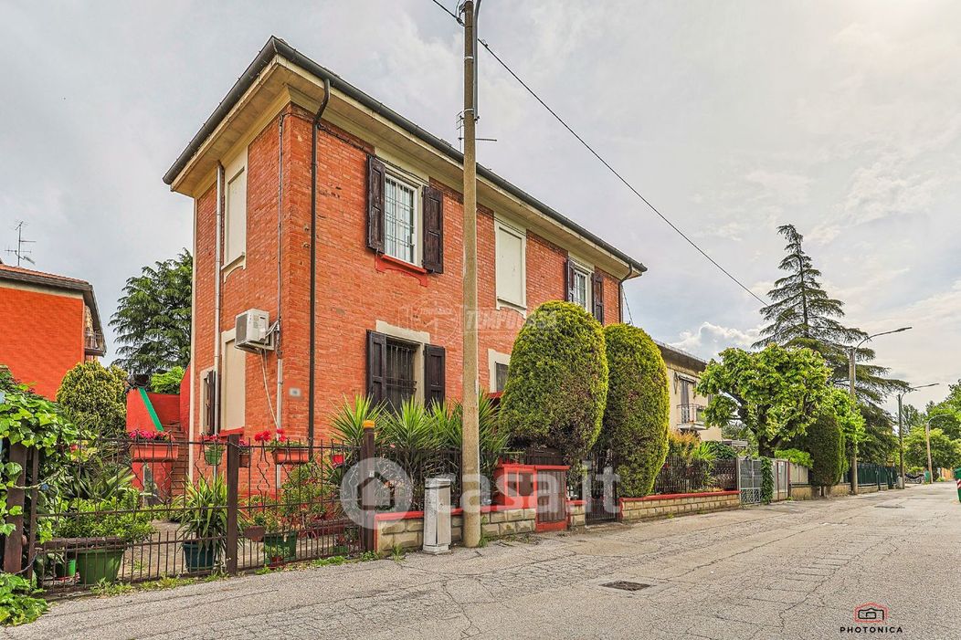 Casa Bi/Trifamiliare in Vendita in a Bologna