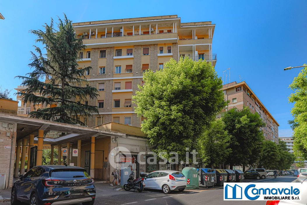 Appartamento in Vendita in Via Rosa Raimondi Garibaldi a Roma