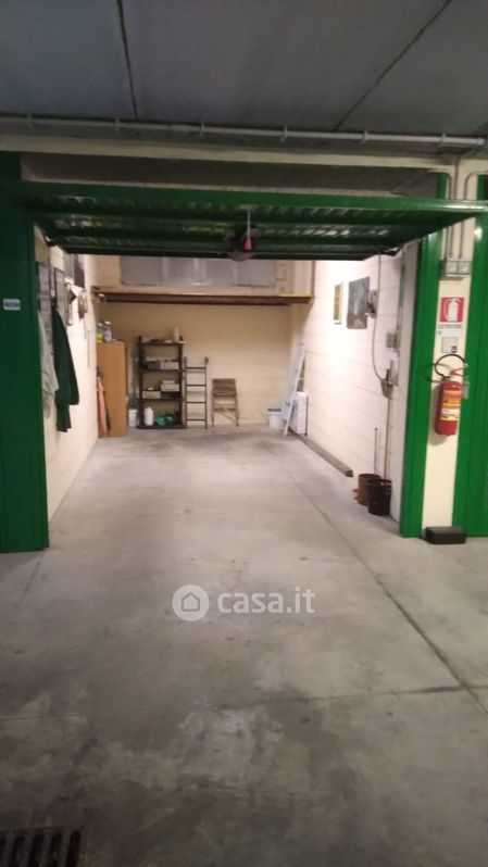 Garage/Posto auto in Vendita in Via Guido di Montpellier 13 a Roma