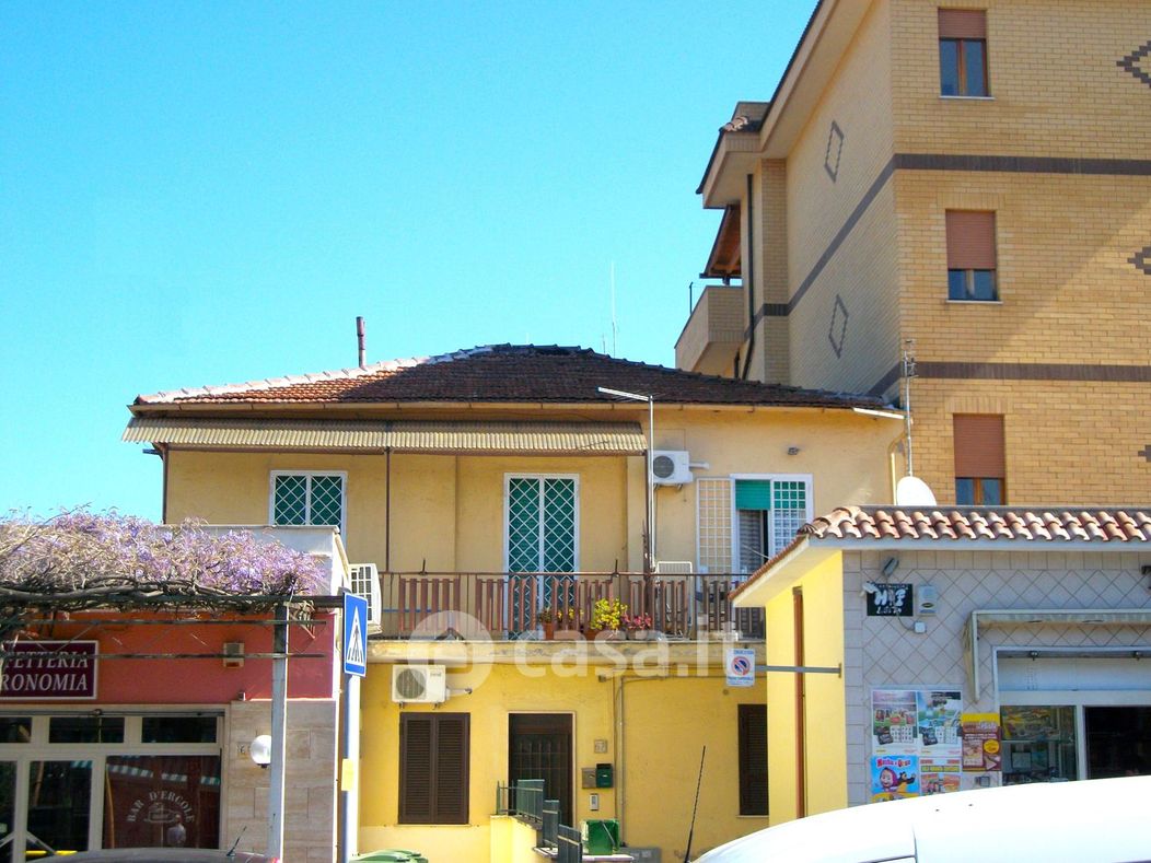 Appartamento in Vendita in Via di Vermicino 60 a Roma