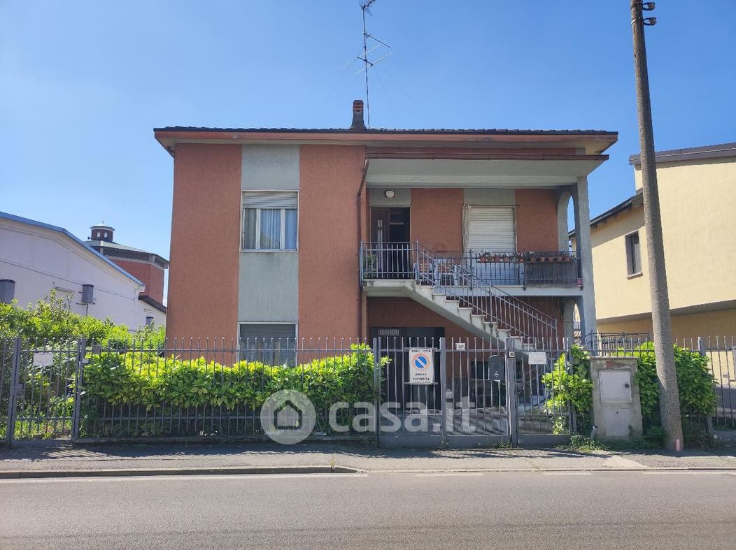 Casa Bi/Trifamiliare in Vendita in Via Rosario 18 a Cremona