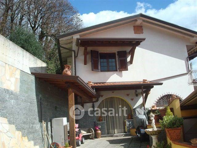 Villa in Vendita in Via Belvedere a Carrara