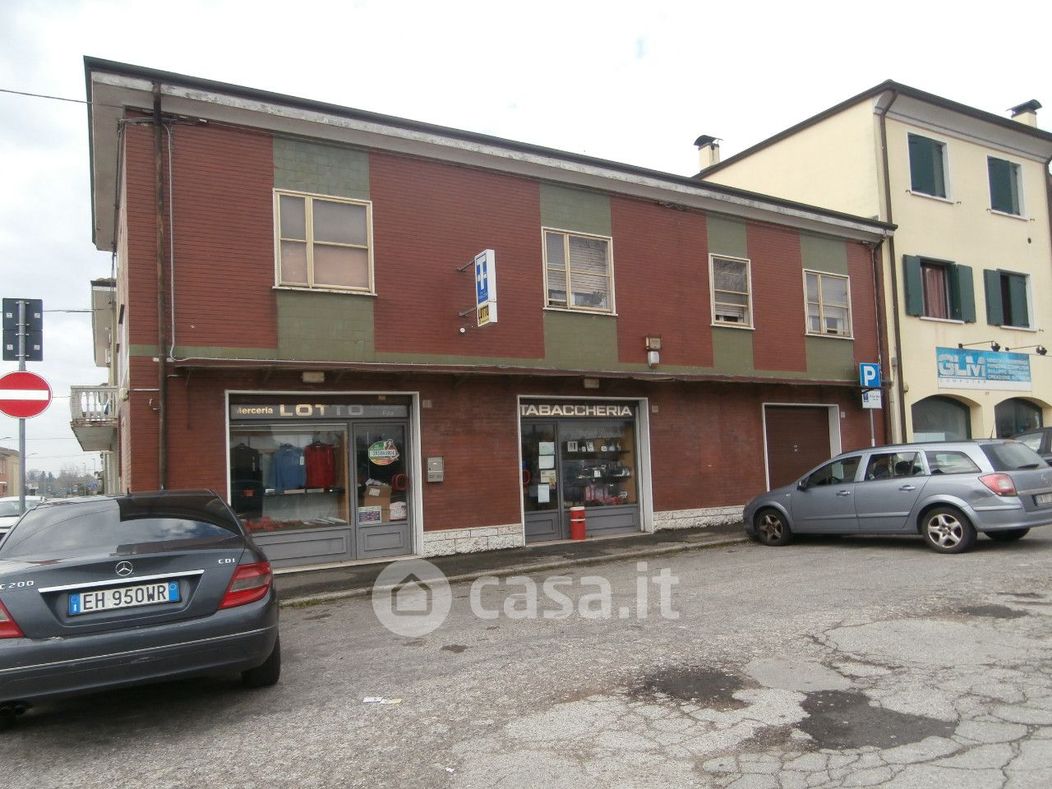 Negozio/Locale commerciale in Vendita in Via Modena a Ferrara