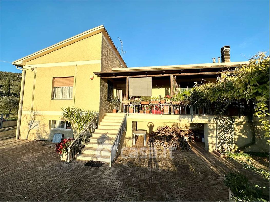 Villa in Vendita in Via Colle Scandolaro 24 a Foligno