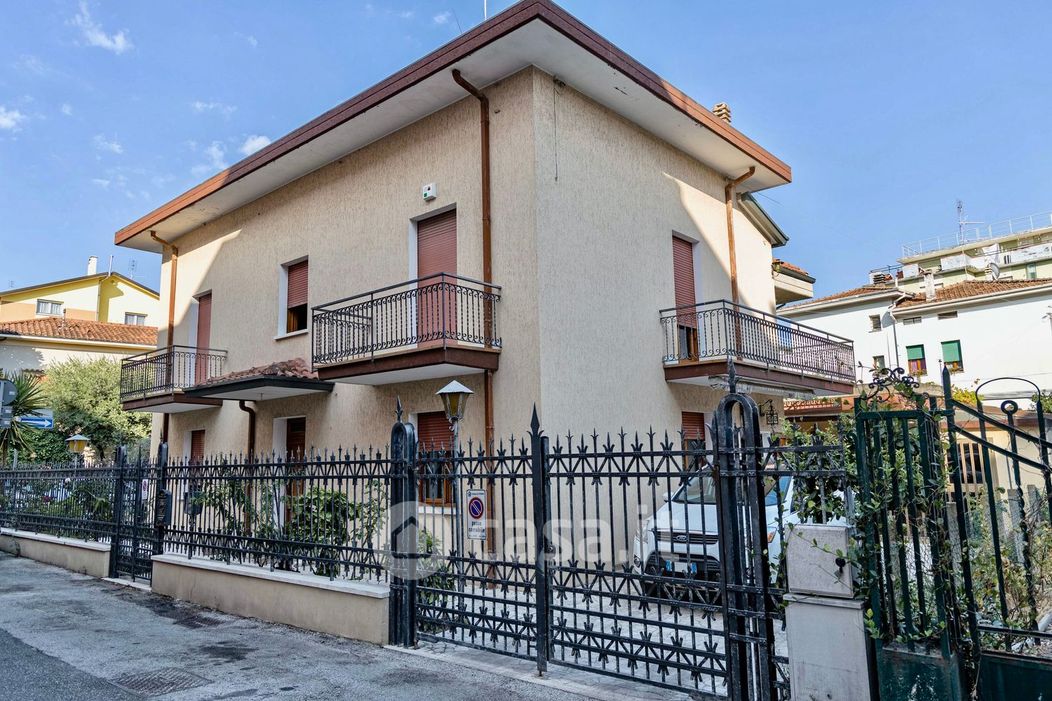 Casa indipendente in Vendita in Viale Marmarica 6 a Rimini