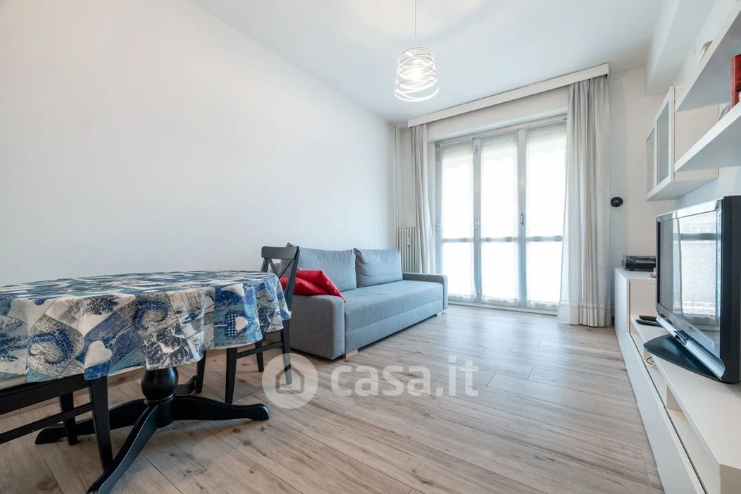 Appartamento in Affitto in Via Alcuino 5 a Milano