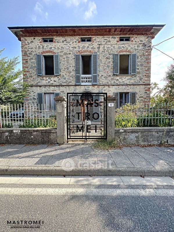 Villa in Vendita in Via Dori 40 a Castelfranco di Sotto