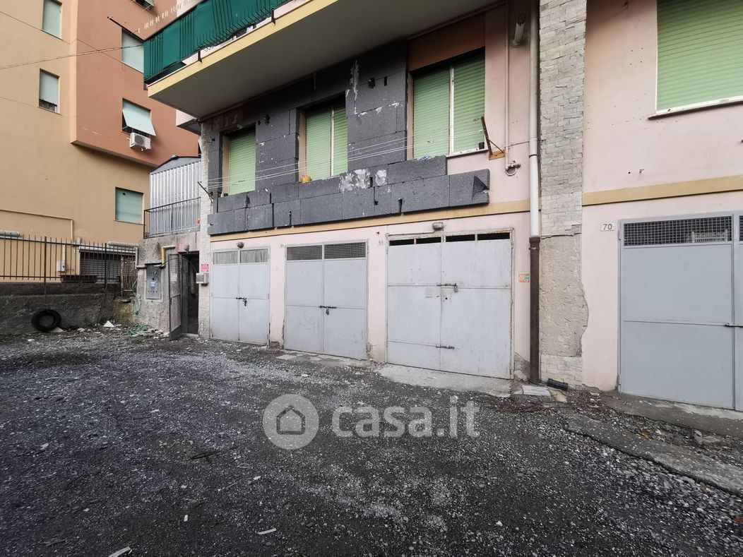 Garage/Posto auto in Affitto in Bernardini 68 R a Genova