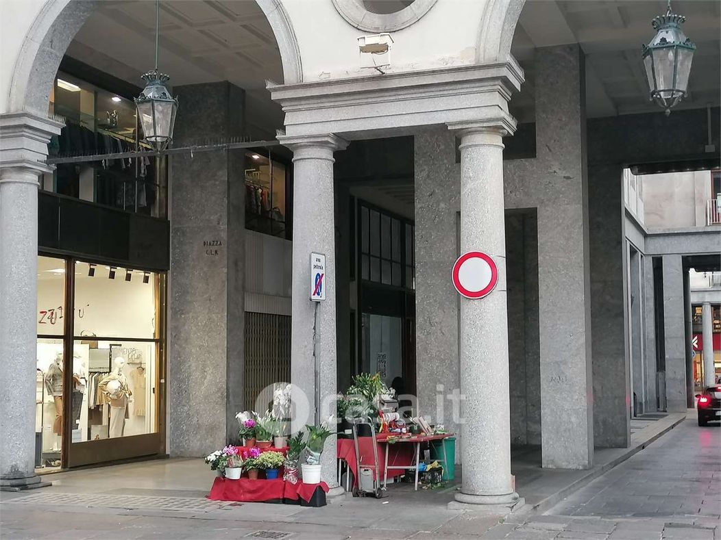 Negozio/Locale commerciale in Vendita in Piazza C.L.N. 235 a Torino