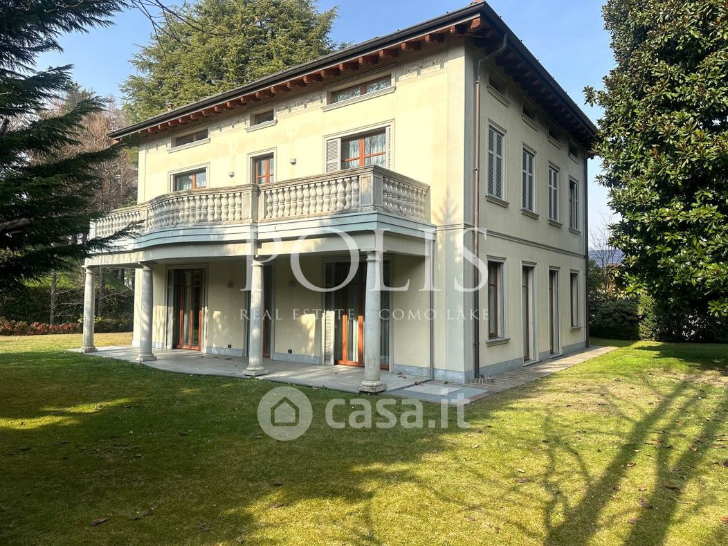 Villa in Vendita in a Como