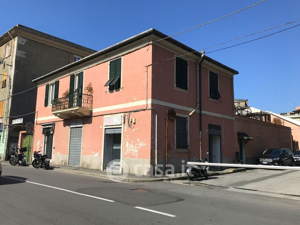 Negozio/Locale commerciale in Vendita in Via Borzoli a Genova