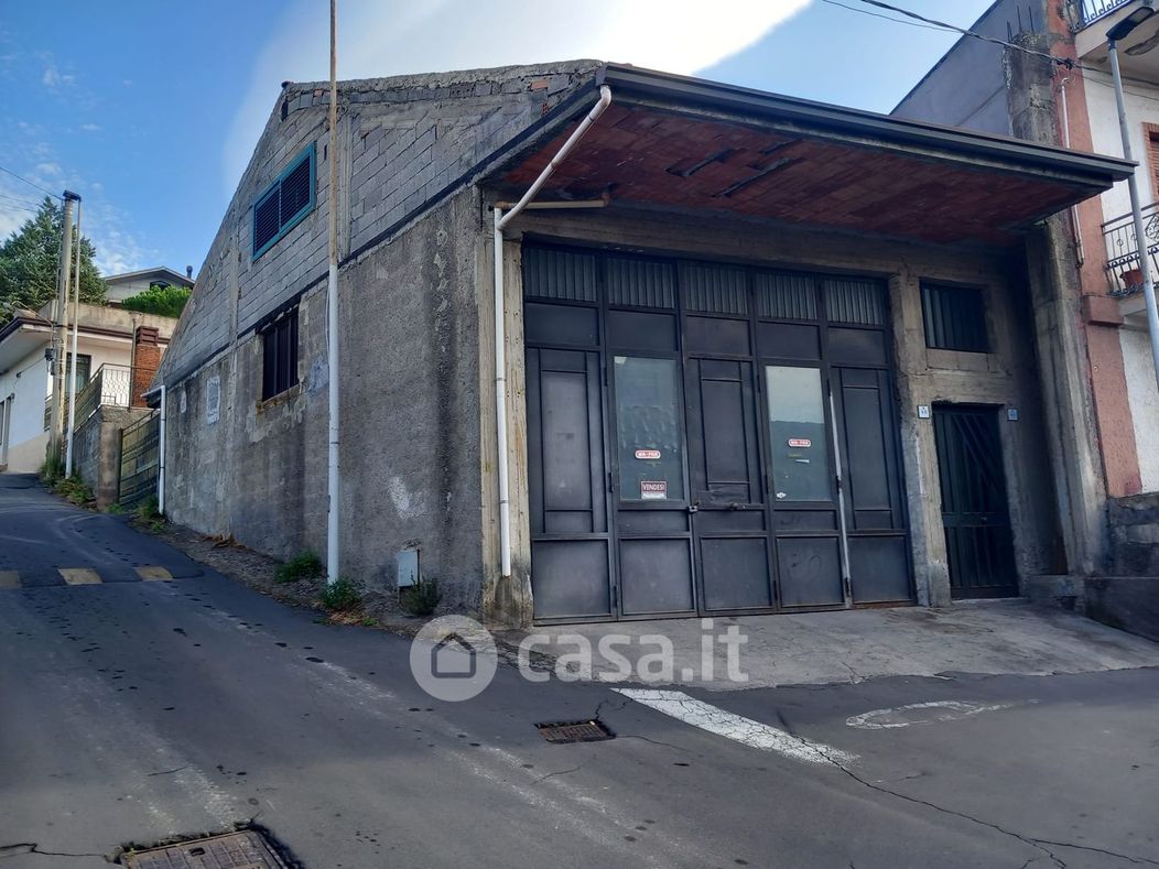 Negozio/Locale commerciale in Vendita in Via Ponte 48 a Ragalna