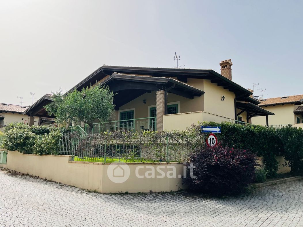 Casa Bi/Trifamiliare in Vendita in Via di Casalotti 45 a Roma