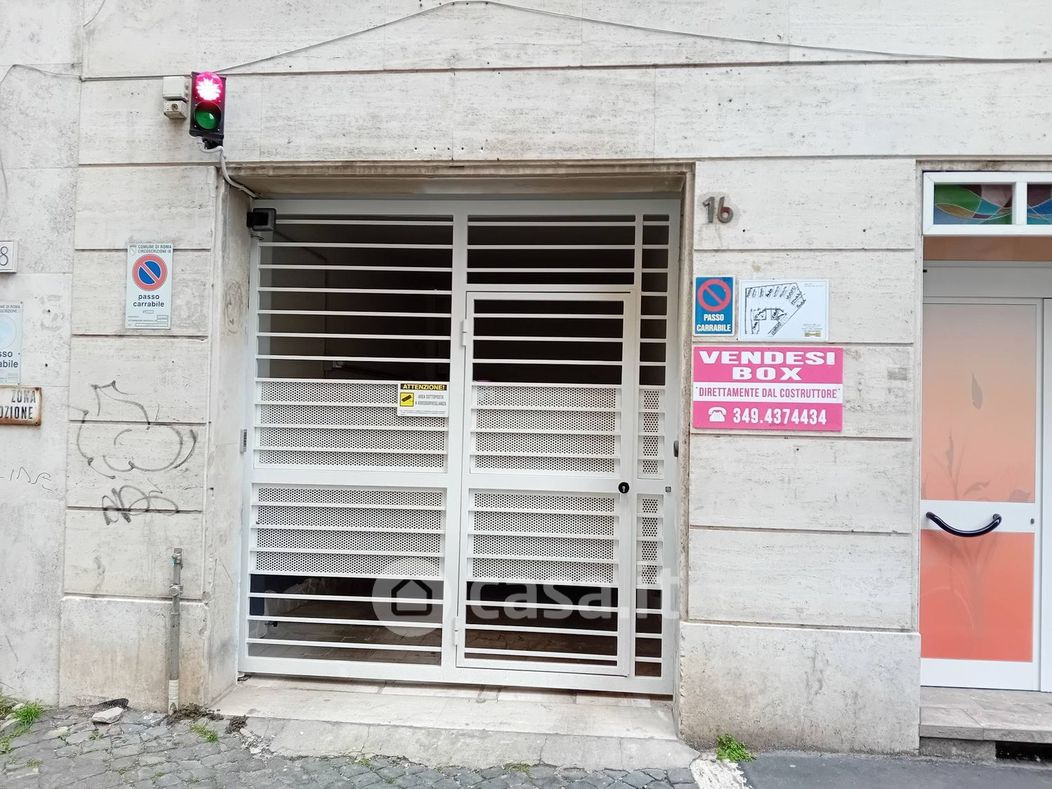 Garage/Posto auto in Vendita in Via Sermide 8 a Roma