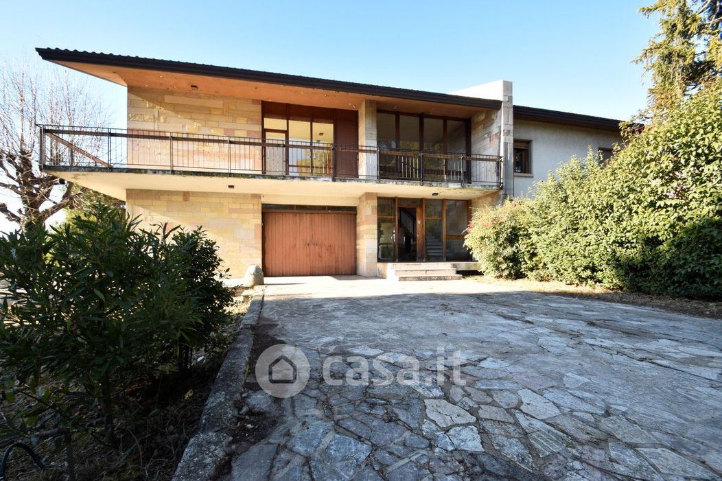Villa in Vendita in Via Alcide de Gasperi 63 a Sant'Ambrogio di Valpolicella