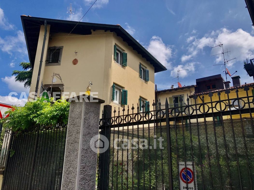 Villa in Vendita in Viale Vittorio Emanuele II a Bergamo