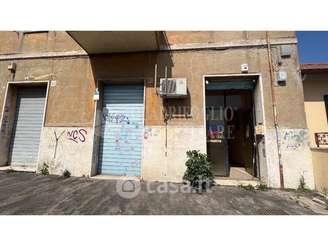 Negozio/Locale commerciale in Vendita in Via Galla Placidia 38 a Roma