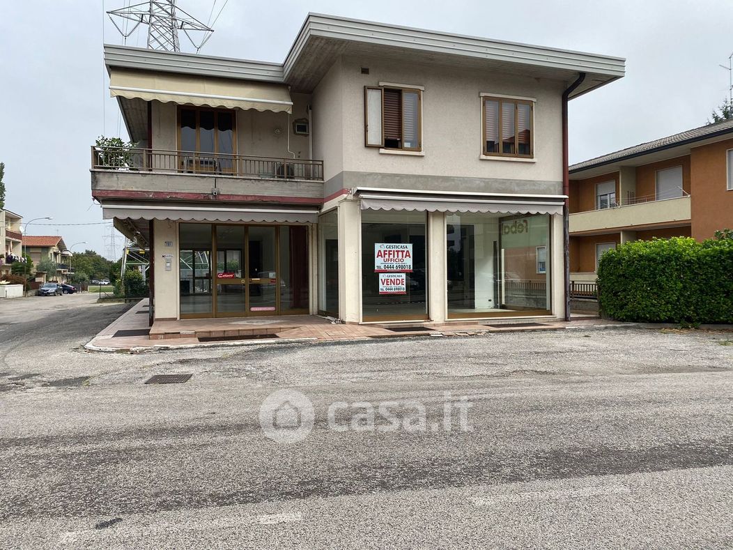 Negozio/Locale commerciale in Vendita in Via madonnetta a Montecchio Maggiore