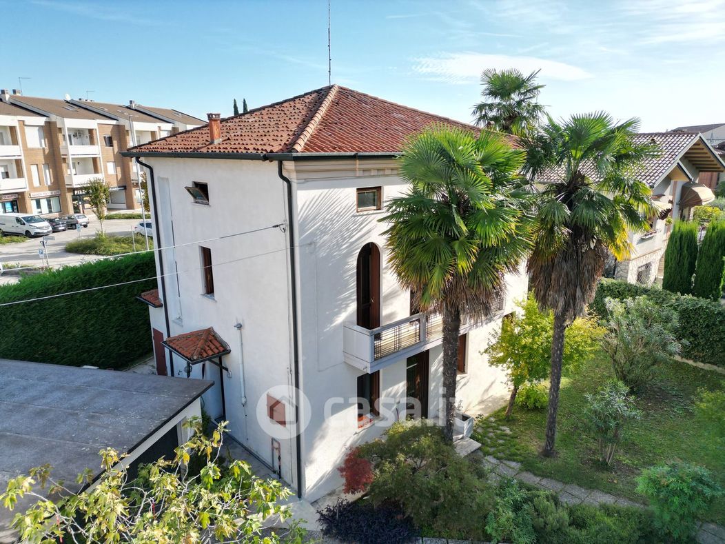 Villa in Vendita in Via ippodromo 38 a Sandrigo