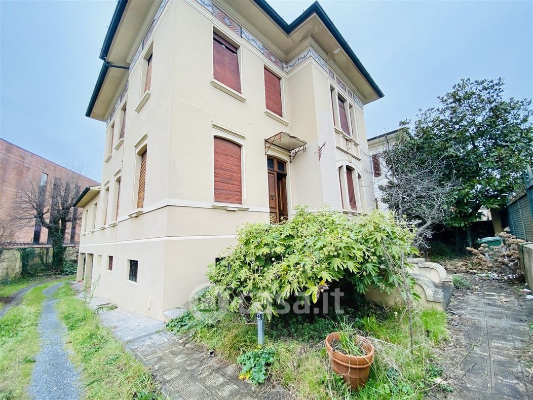 Villa in Vendita in Viale Carlo del Prete 347 a Lucca