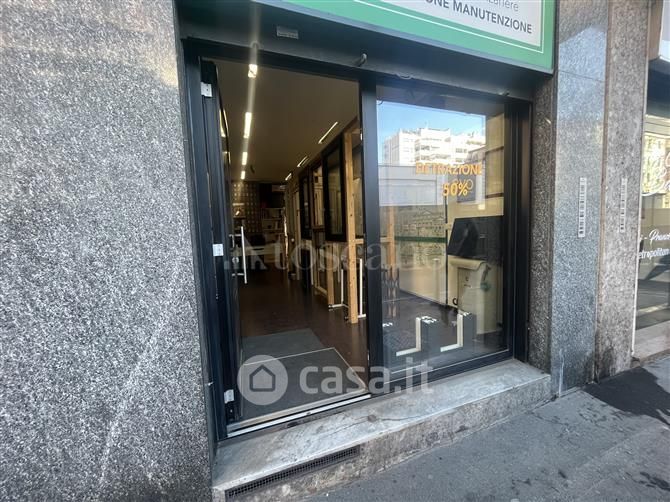 Negozio/Locale commerciale in Affitto in Via Lorenteggio a Milano