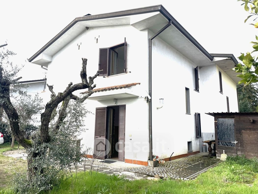 Villa in Vendita in Via Per Corte Donatone 55100 a Lucca