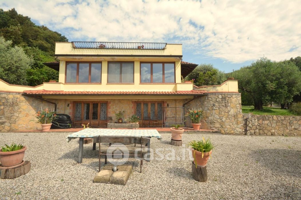Villa in Vendita in Via Sarzanese 4718 -4818 a Lucca