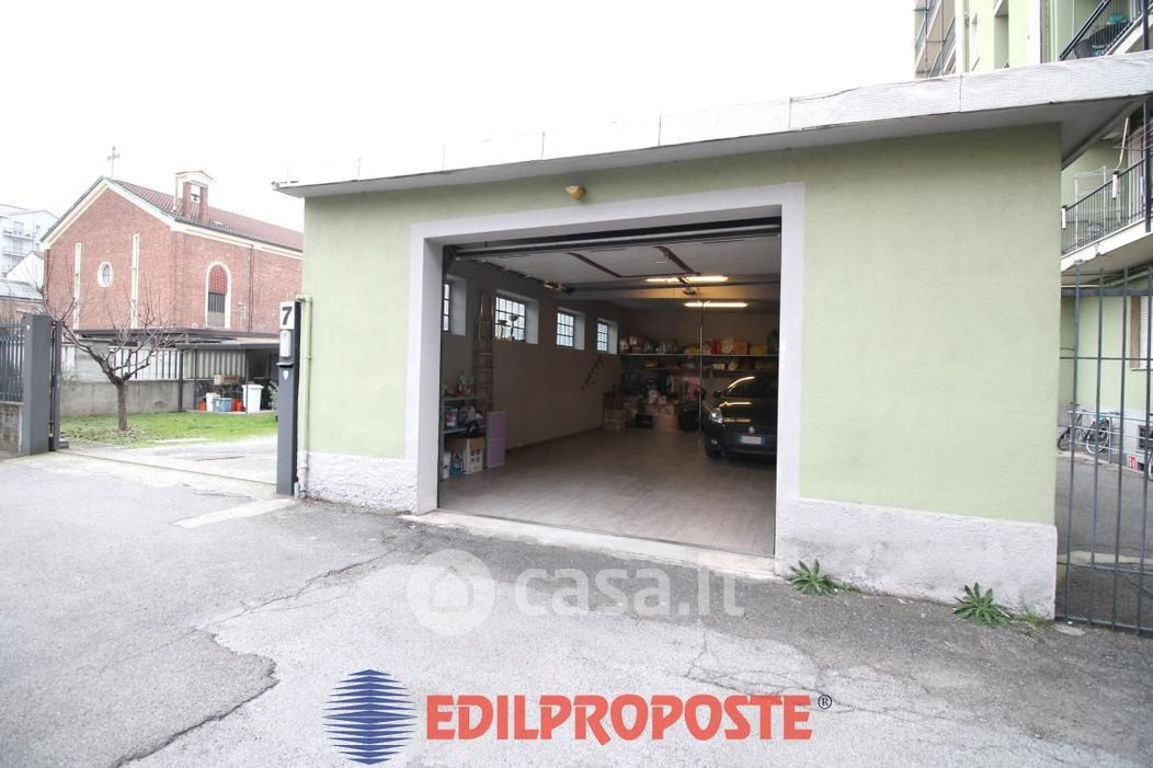 Garage/Posto auto in Vendita in Via Silvio Pellico 8 a Limbiate