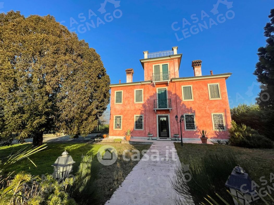 Villa in Vendita in Via Brennero a Mantova