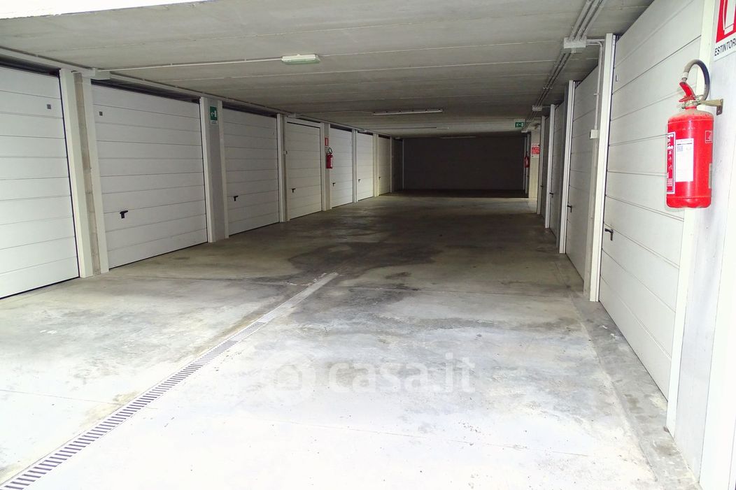 Garage/Posto auto in Affitto in Via dei Marsi 142 a Pescara