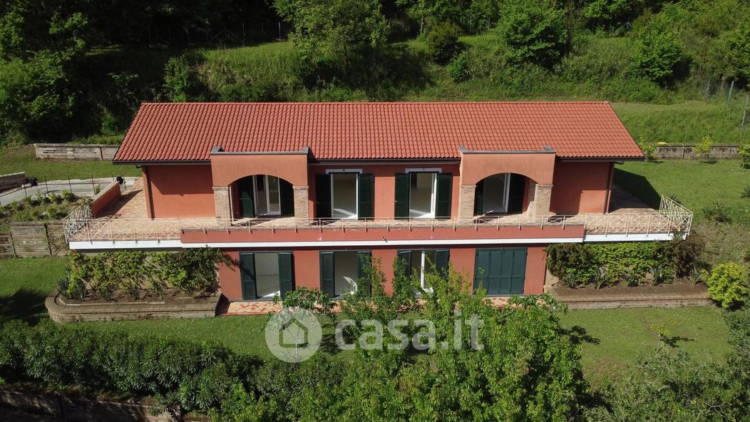 Villa in Vendita in Via Umberto d'Agostino a Salerno