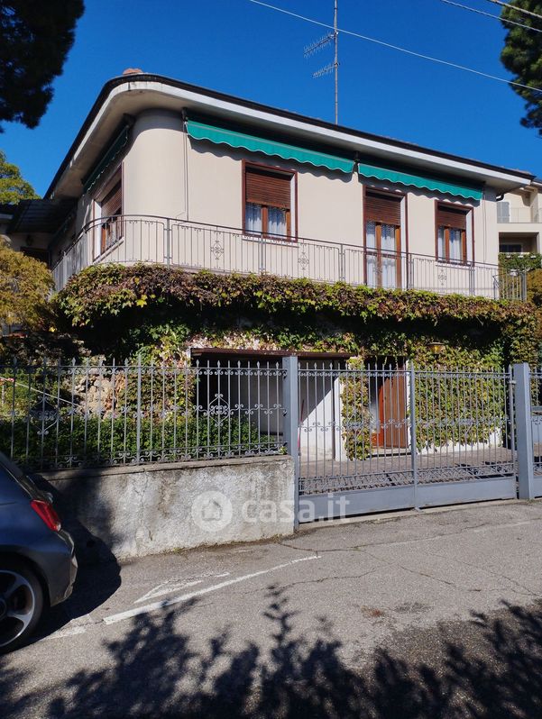 Villa in Vendita in Via Ciro Menotti 79 a Varese