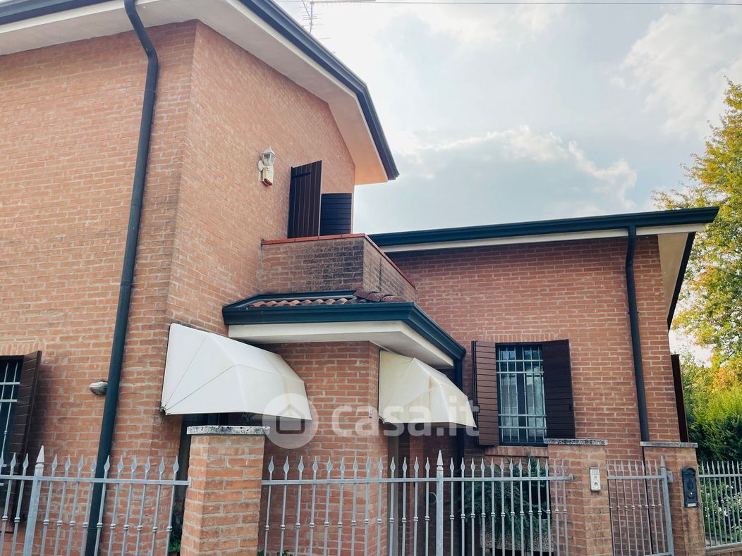 Villa in Vendita in Via Stradella 12 a Legnago