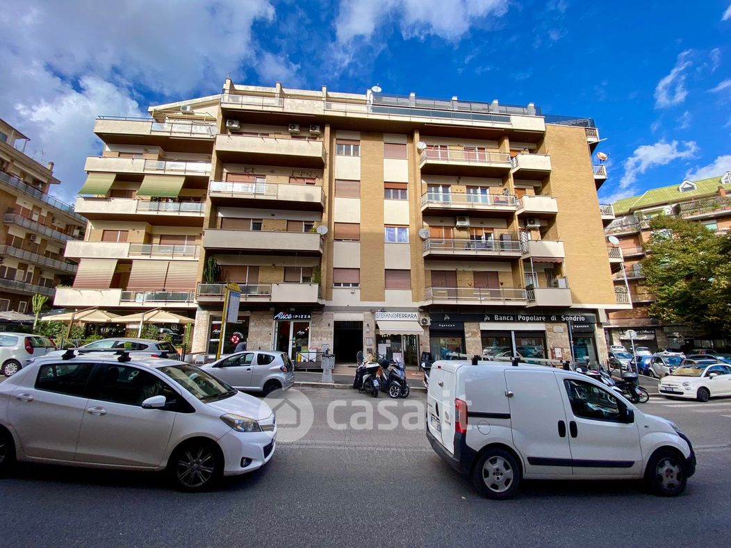 Appartamento in Vendita in Via Silvestri 226 a Roma
