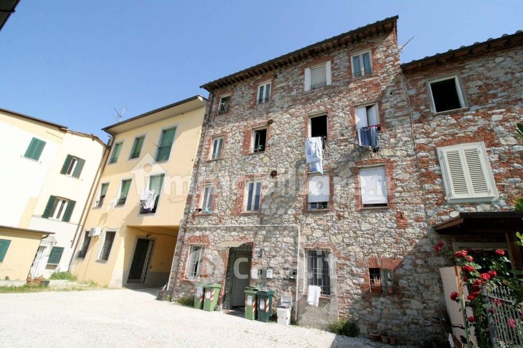 Casa Bi/Trifamiliare in Vendita in Via Vecchi Pardini a Lucca