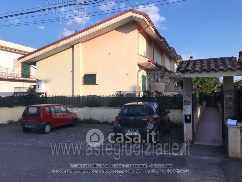 Casa Bi/Trifamiliare in Vendita in Via Polverigi 69 a Roma