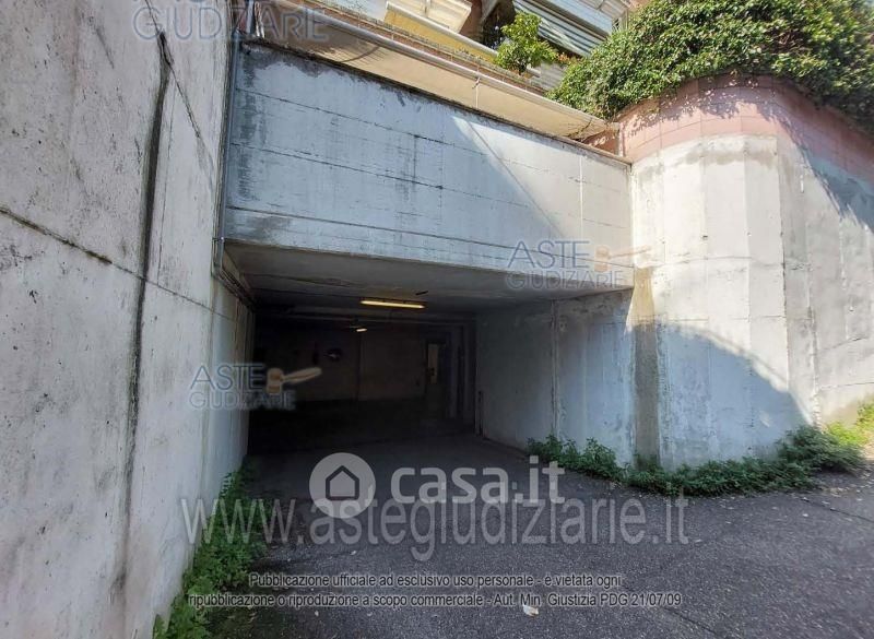 Garage/Posto auto in Vendita in Via Andrea Millevoi 475 a Roma