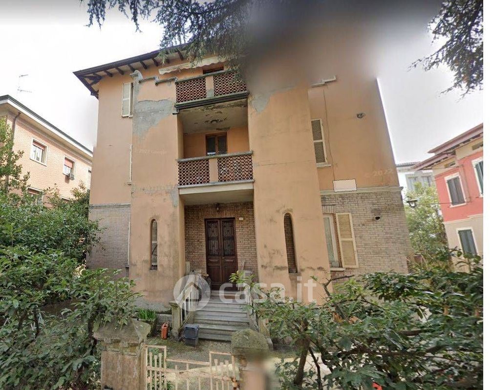 Villa in Vendita in Via Volturno 8 a Reggio Emilia