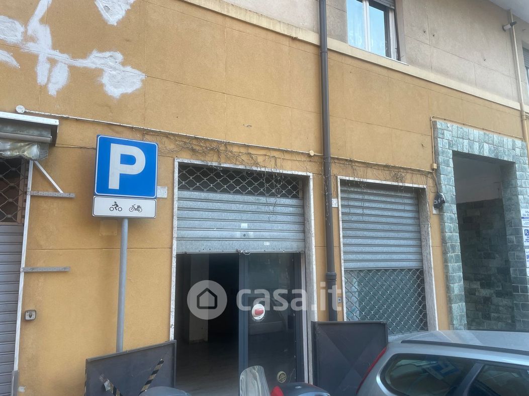 Negozio/Locale commerciale in Affitto in Via Elia Bernardini 2 b a Genova