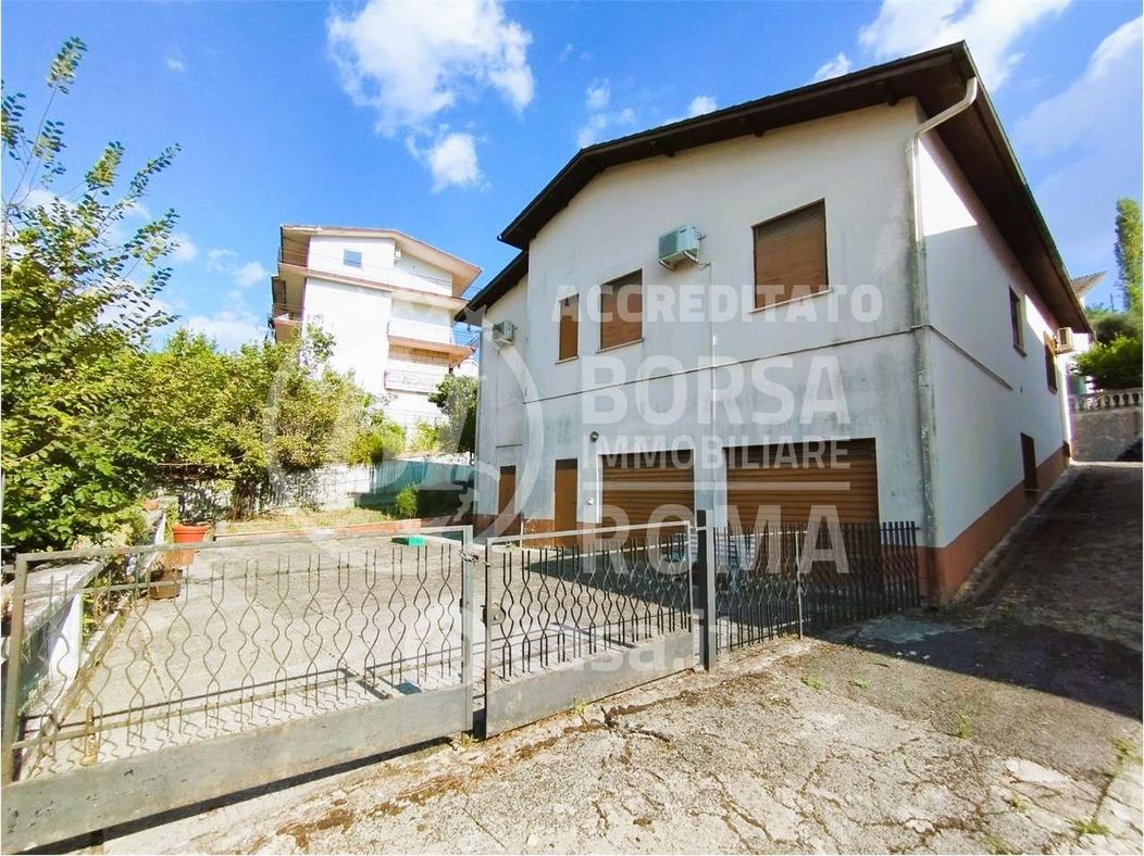 Villa in Vendita in Via Oreste Sindici 19 a Frosinone