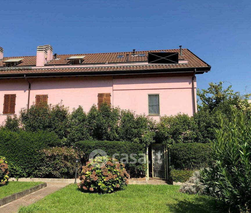 Casa Bi/Trifamiliare in Vendita in Via Settimo Milanese 25 a Milano