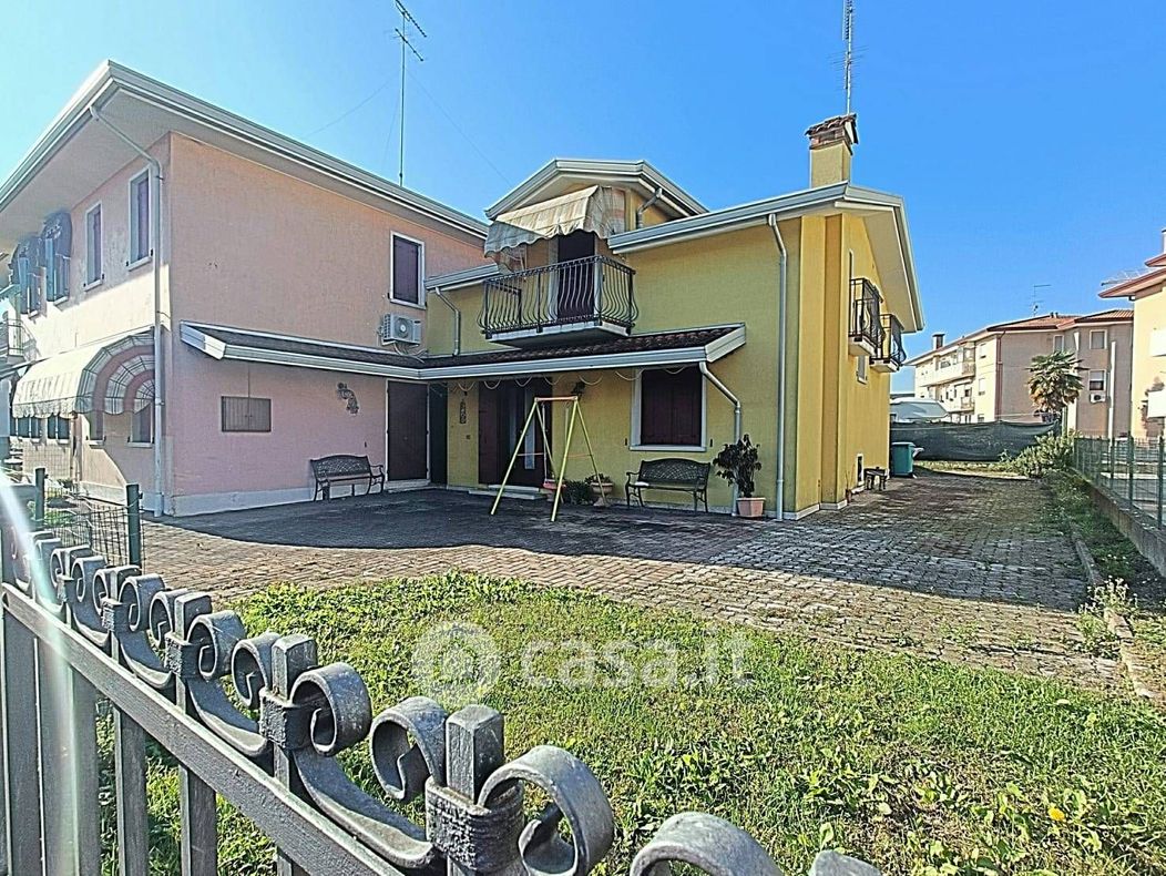 Casa Bi/Trifamiliare in Vendita in Via Guglielmo Marconi a Torre di Mosto