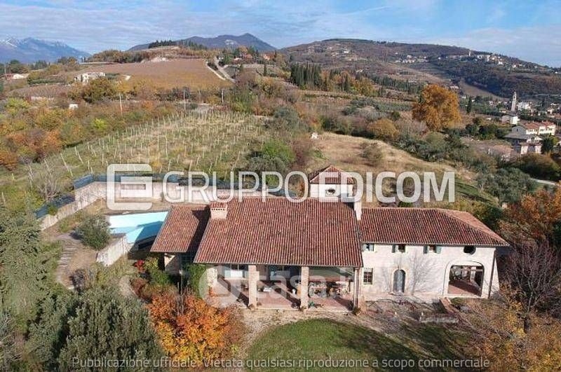 Villa in Vendita in Via Grola a Sant'Ambrogio di Valpolicella