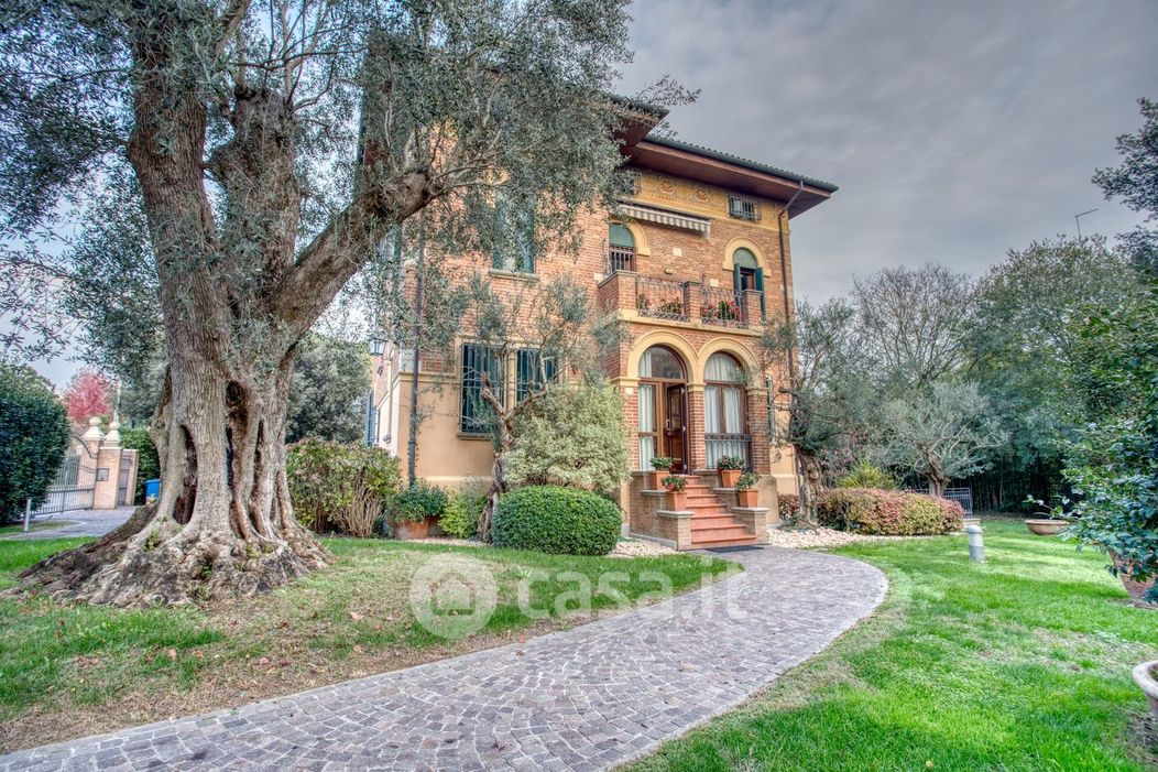Villa in Vendita in Viale Monfenera 19 a Treviso