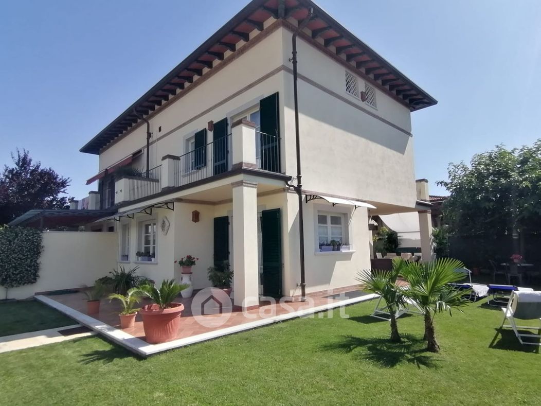 Casa Bi/Trifamiliare in Affitto in Via Andreotti 48 a Pietrasanta