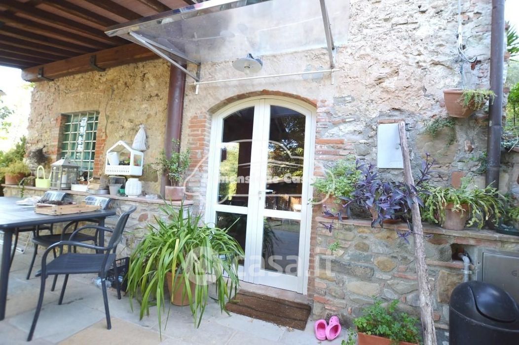 Rustico/Casale in Vendita in Via Tramonte 55100 a Lucca