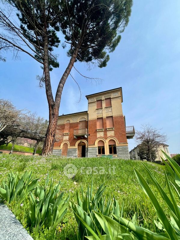 Villa in Vendita in Via al Castello 7 a Asti