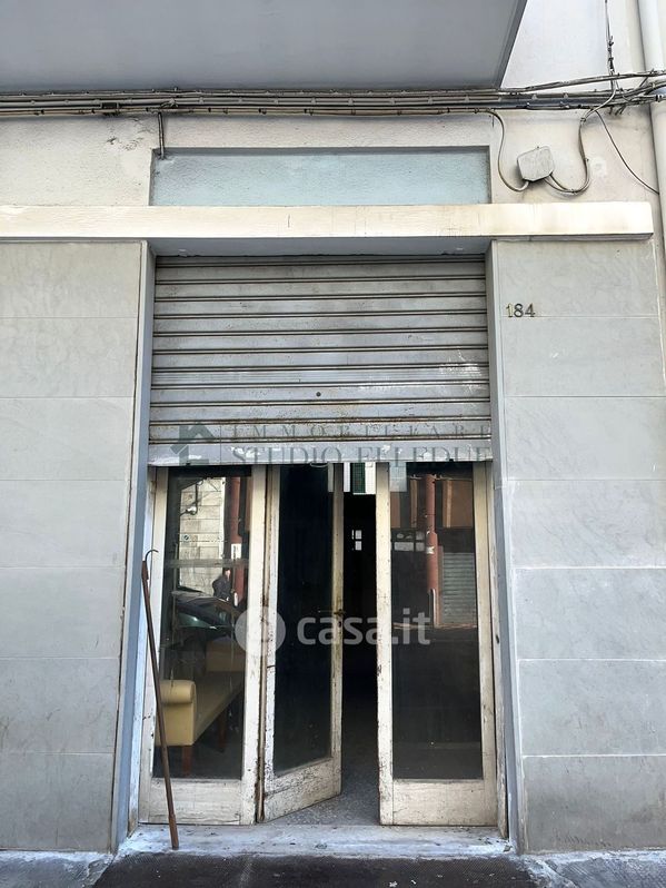 Negozio/Locale commerciale in Vendita in Via Pietro Ravanas 184 a Bari