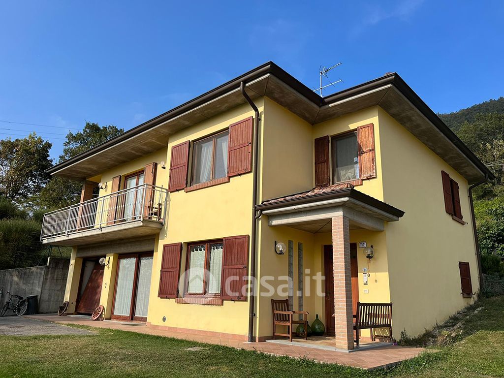 Casa indipendente in Vendita in Via della casaforte a Tizzano Val Parma