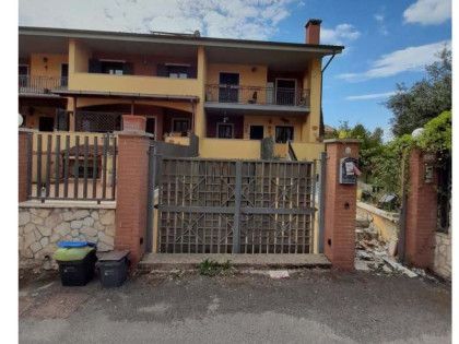 Villa in Vendita in Via Bersone 83 a Roma